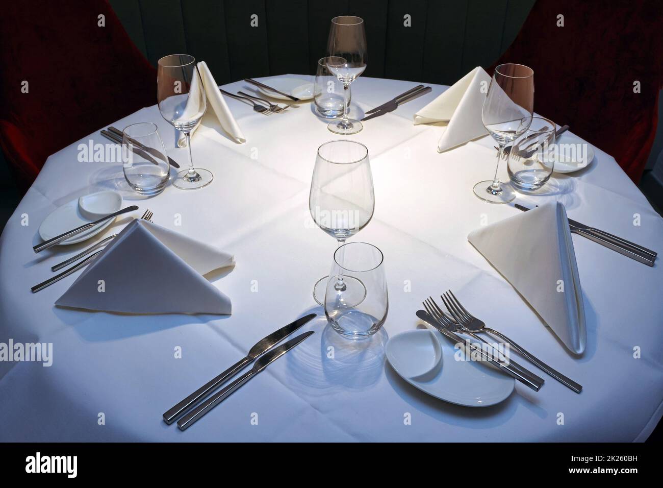 table avec verre et couverts Banque D'Images