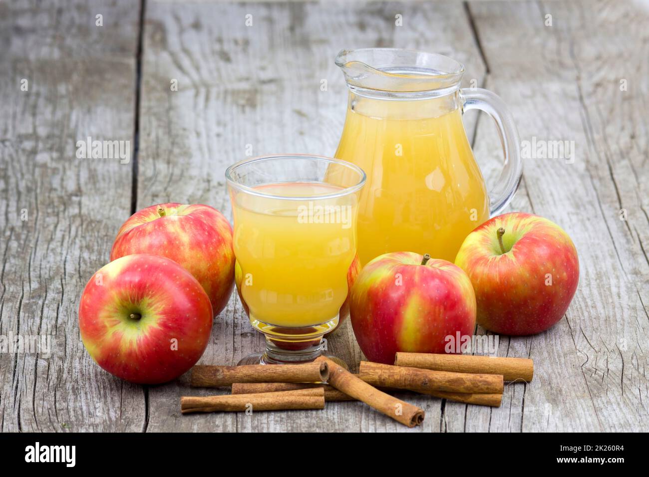 Le jus de pomme et les pommes sur fond de bois Banque D'Images