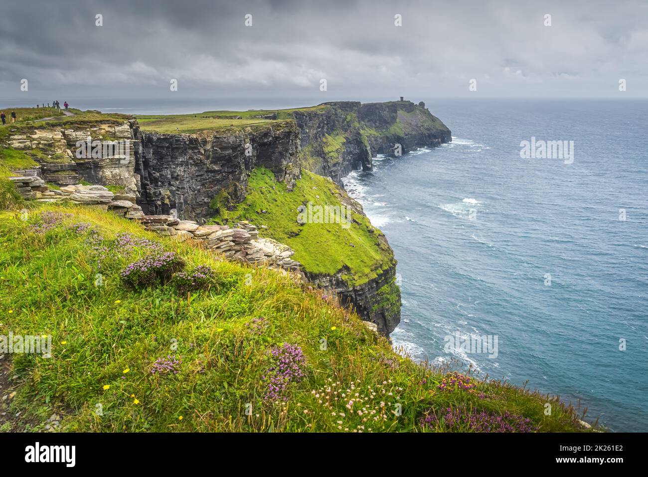 Groupe de personnes qui visite les falaises emblématiques de Moher, Irlande Banque D'Images