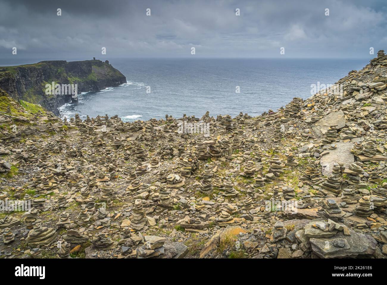 Équilibre des roches dans les falaises emblématiques de Moher, en Irlande Banque D'Images
