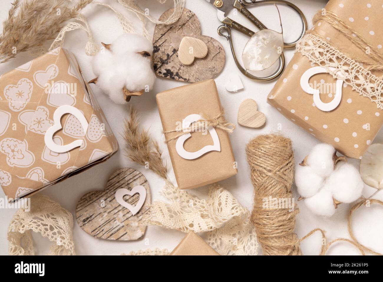 Les cadeaux de la Saint-Valentin sont décorés de dentelle vintage, de coeurs et de pampass avec vue sur le dessus Banque D'Images