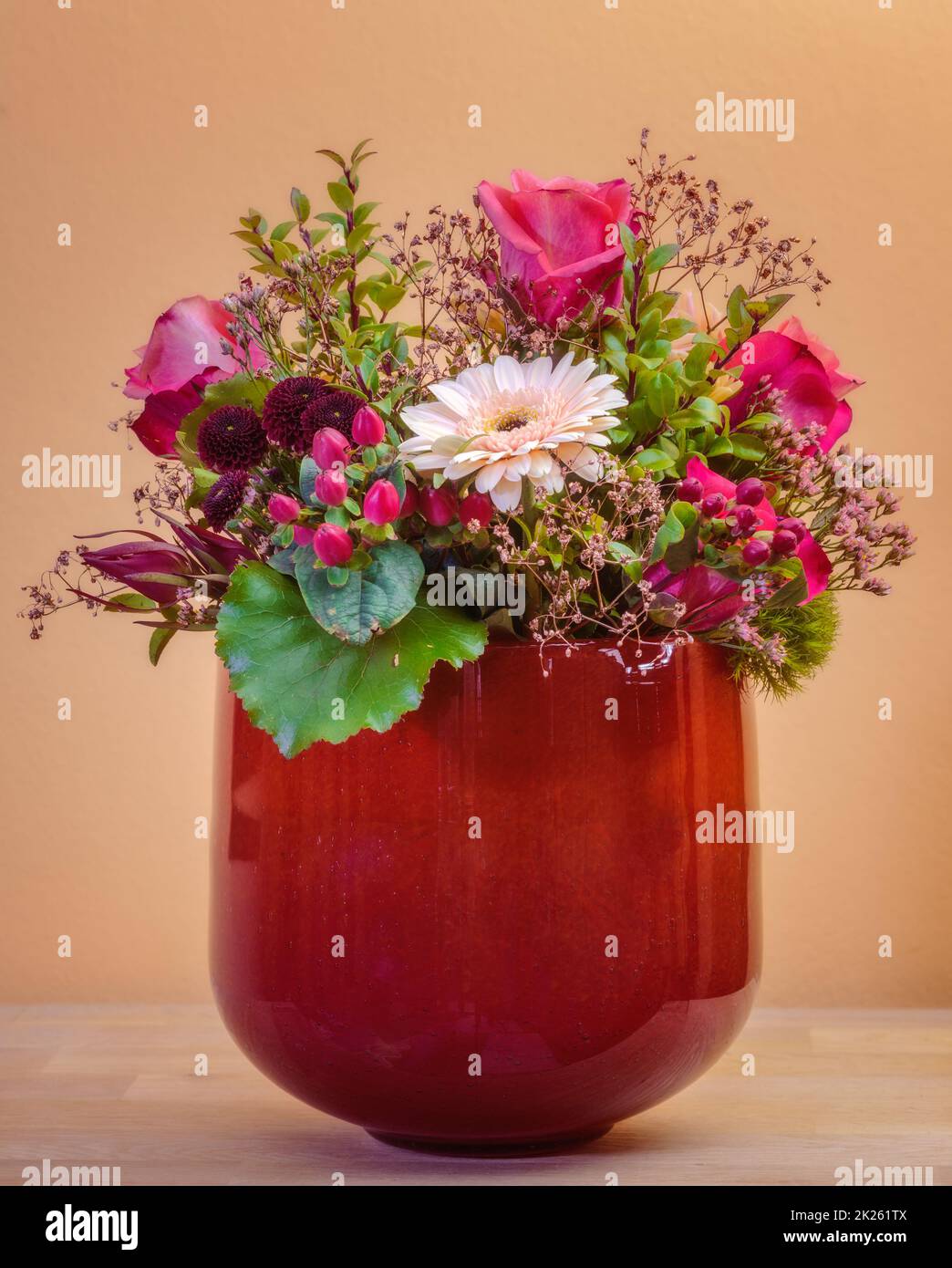 Bouquet de fleurs dans un vase rouge Banque D'Images