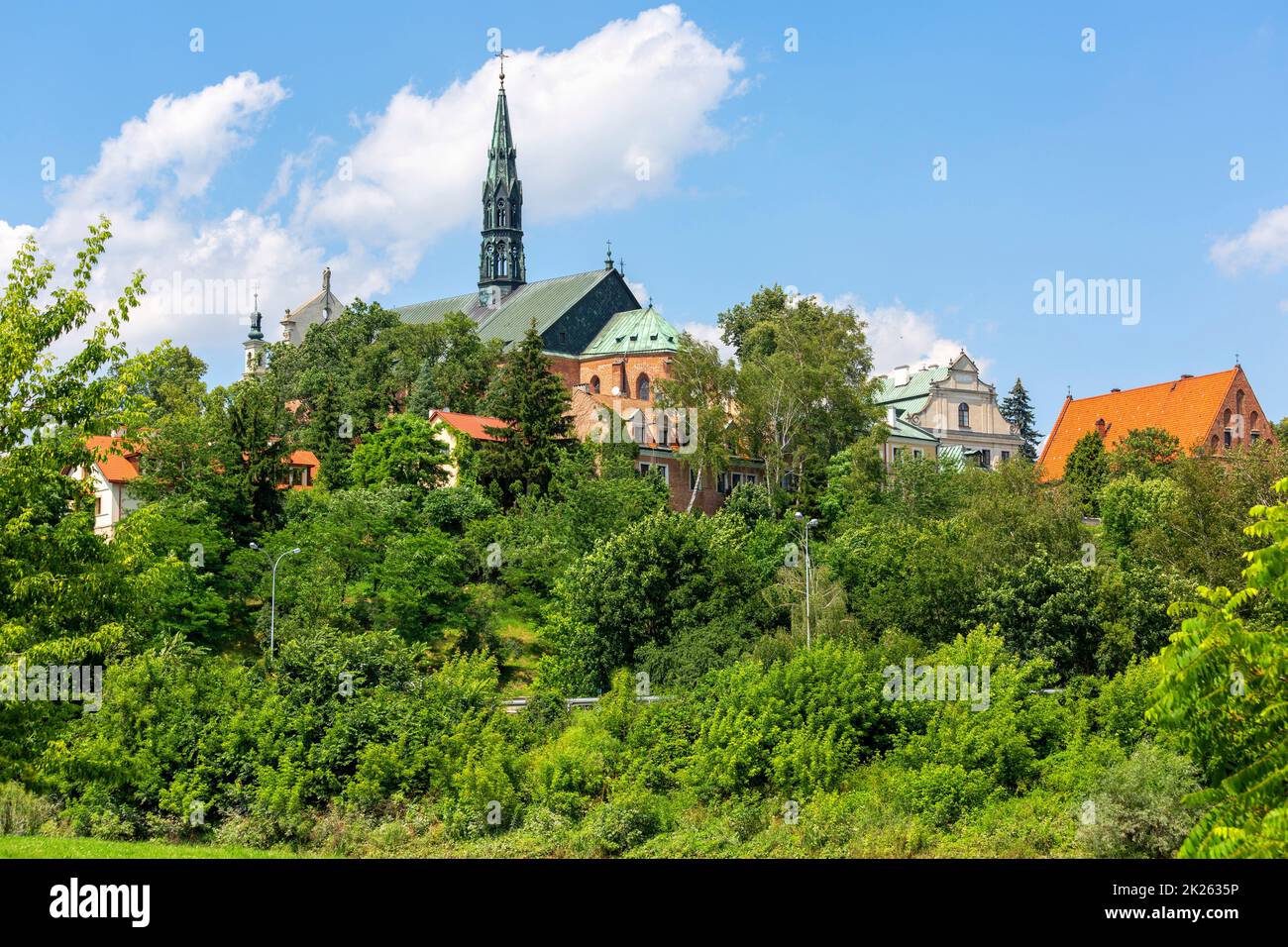 Vue depuis le côté de la Vistule de la cathédrale de Sandomierz et le clocher, Sandomierz, Pologne Banque D'Images