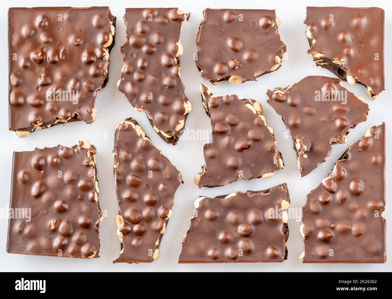 Immense barre de chocolat avec des huzelnuts entiers Banque D'Images