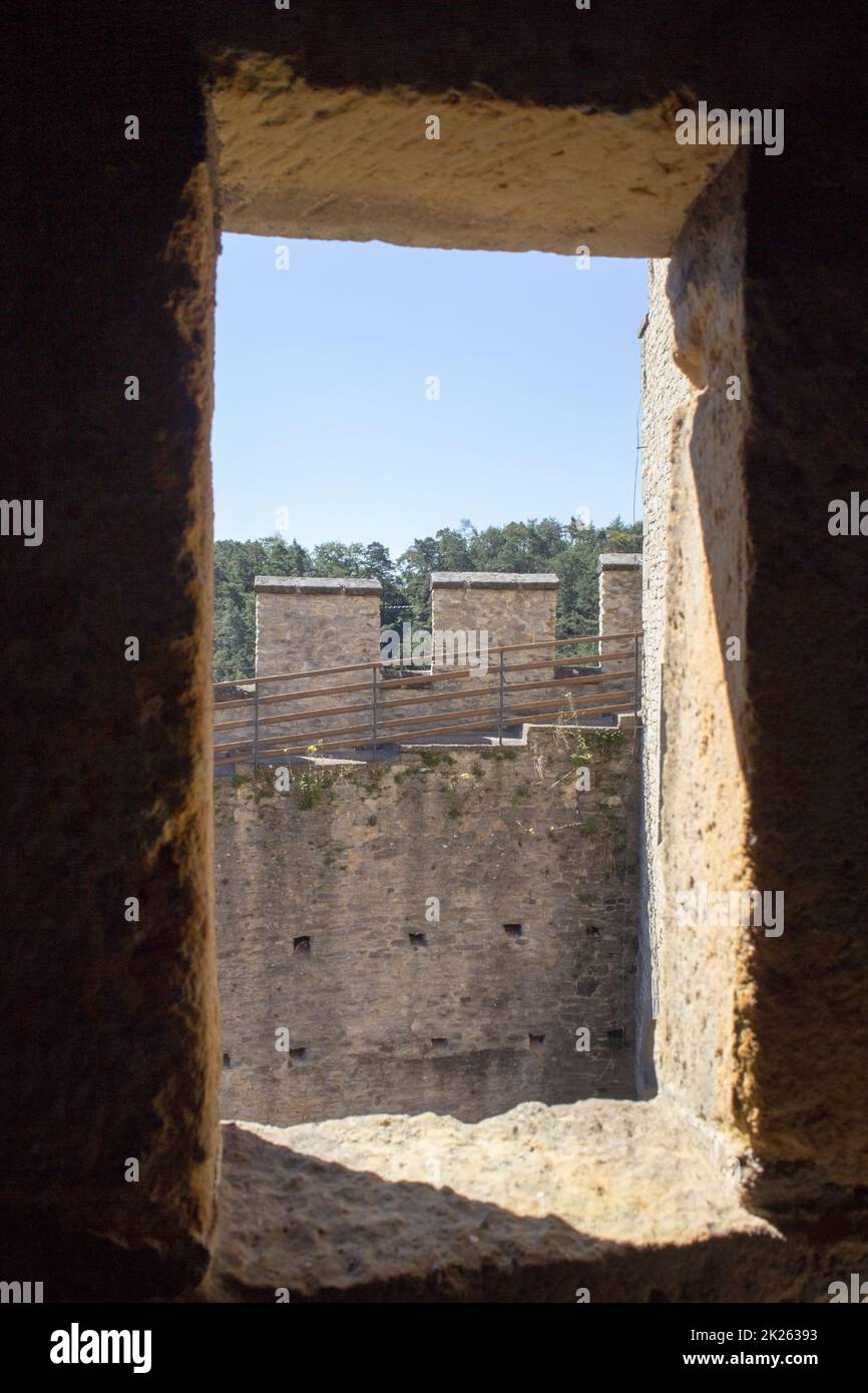 Vue depuis la fenêtre de la tour du château sur les murs Banque D'Images