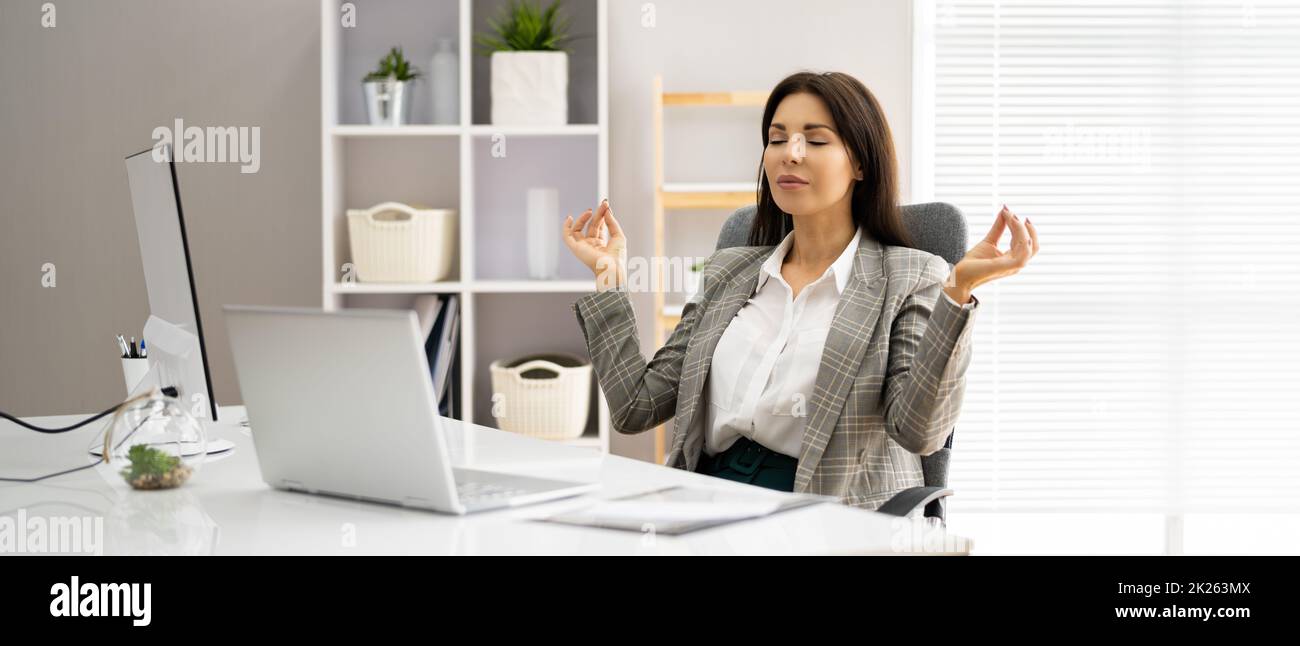 Exercice de méditation de yoga sain dans la chaise de bureau Banque D'Images