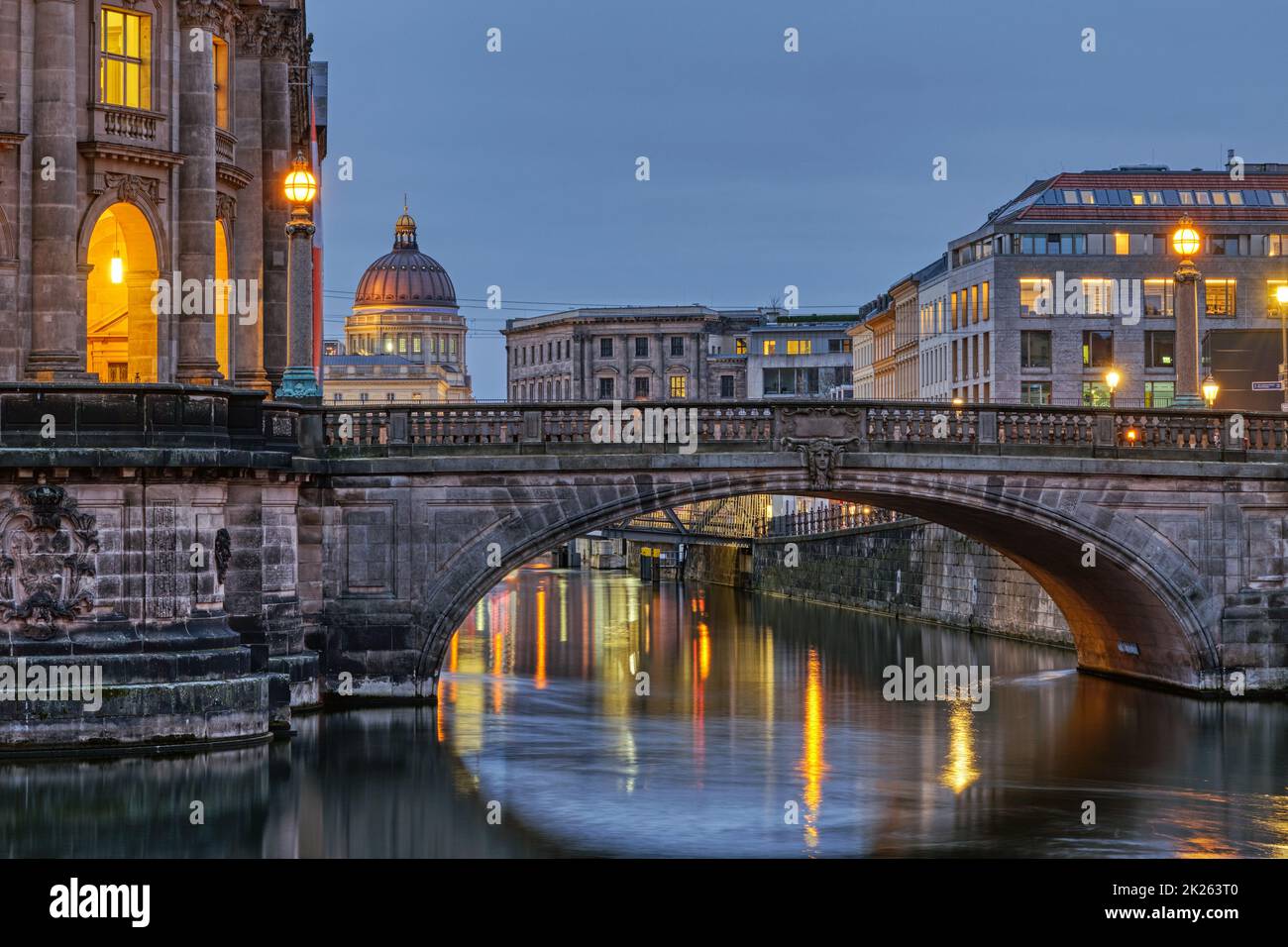 Vue le long de l'île des musées à Berlin au crépuscule avec la coupole du Palais de la ville reconstruit à l'arrière Banque D'Images