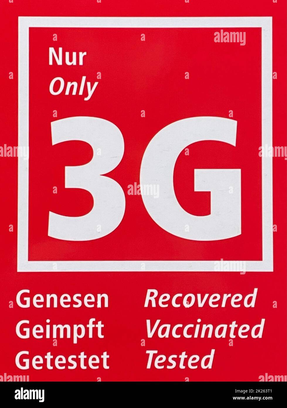 Marqueur de guidage pour la réglementation de 3G en raison d'une pandémie de coronavirus avec l'avis que seules les personnes récupérées, vaccinées et testées sont autorisées - espace public en Germa et en langue anglaise - seulement 3G Banque D'Images