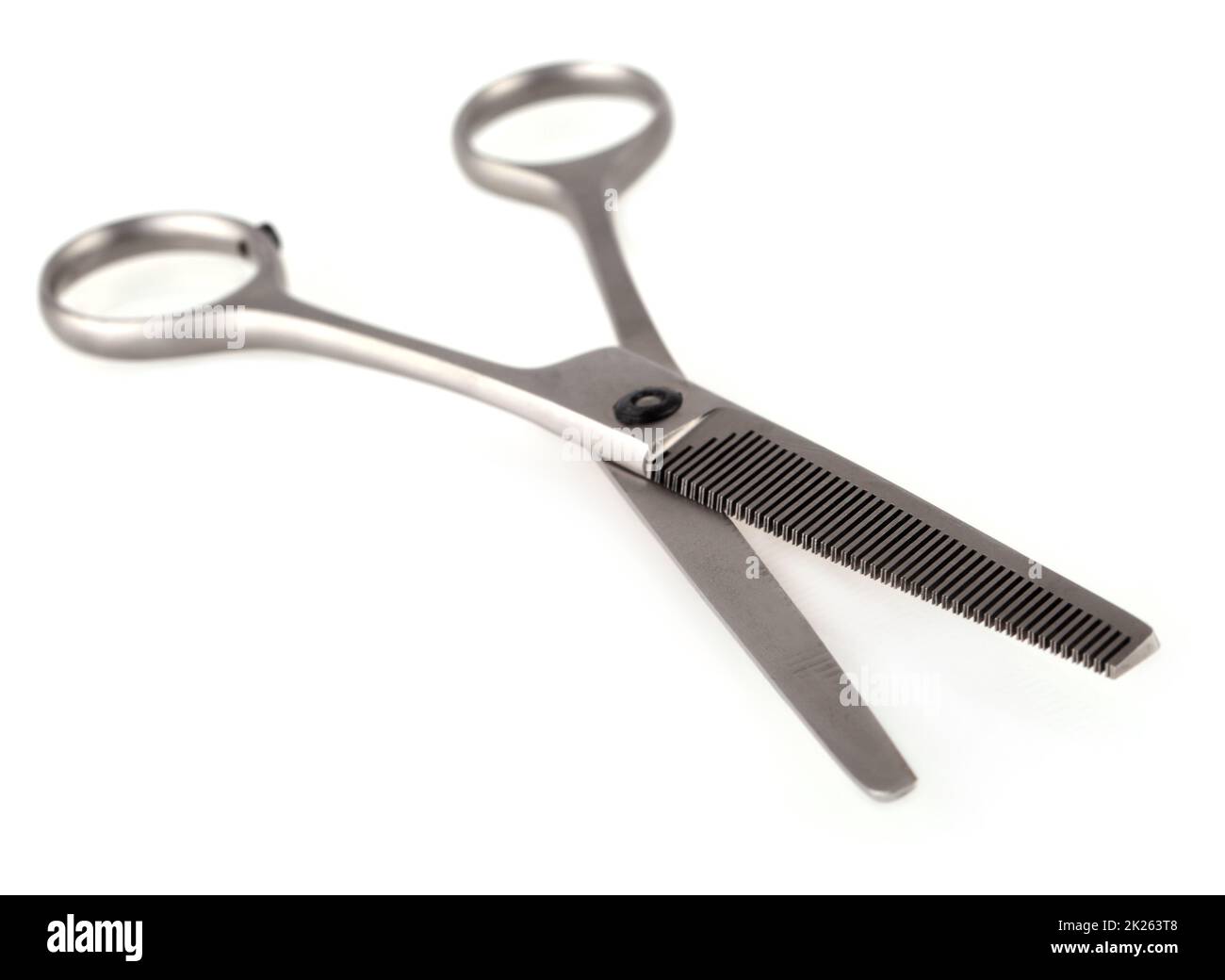 Ciseaux de coupe de cheveux métalliques professionnels isolés sur fond blanc. Mise au point sélective Banque D'Images