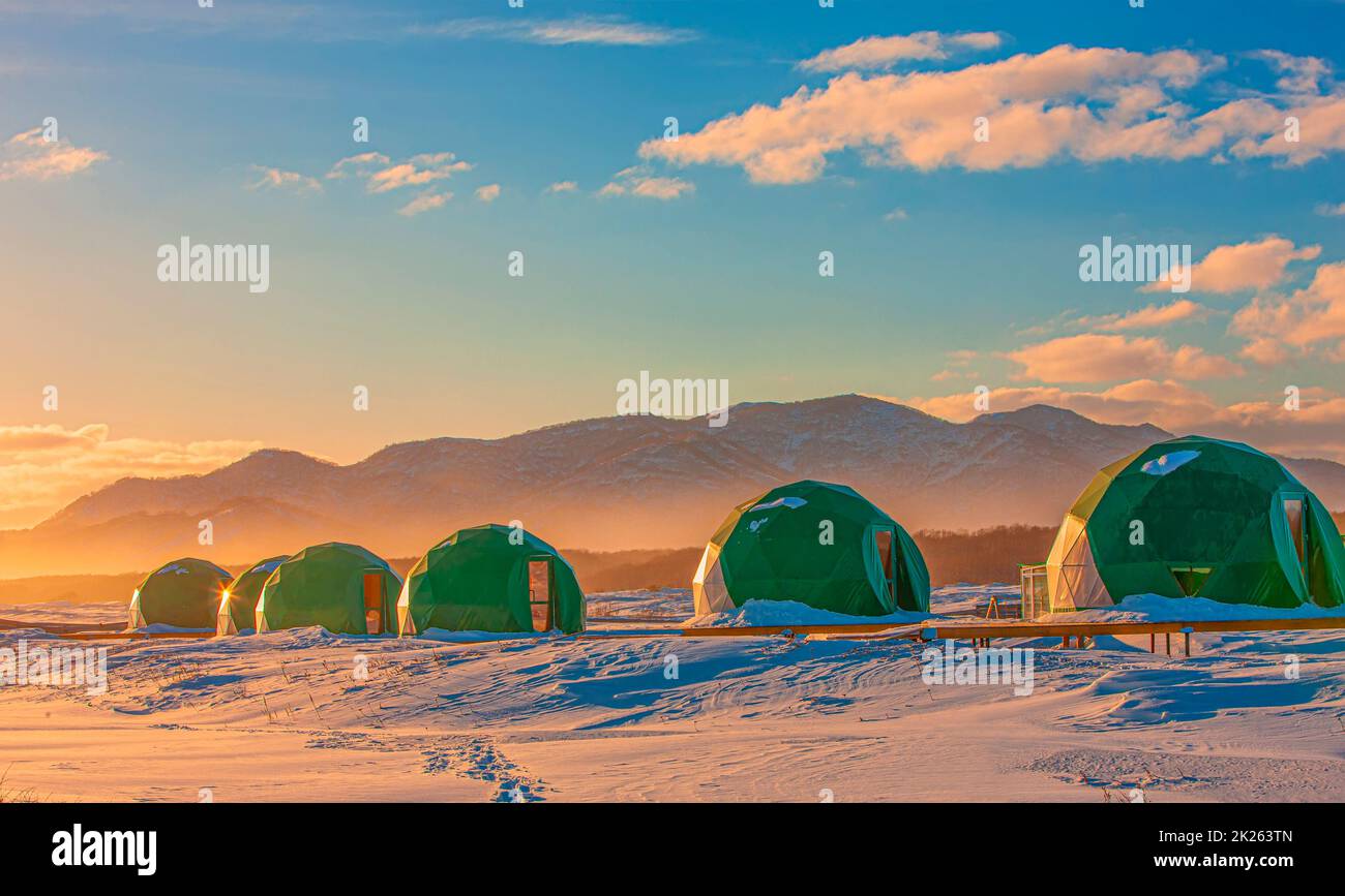glamping d'hiver au coucher du soleil.Péninsule de Kamchatka.Mise au point sélective Banque D'Images