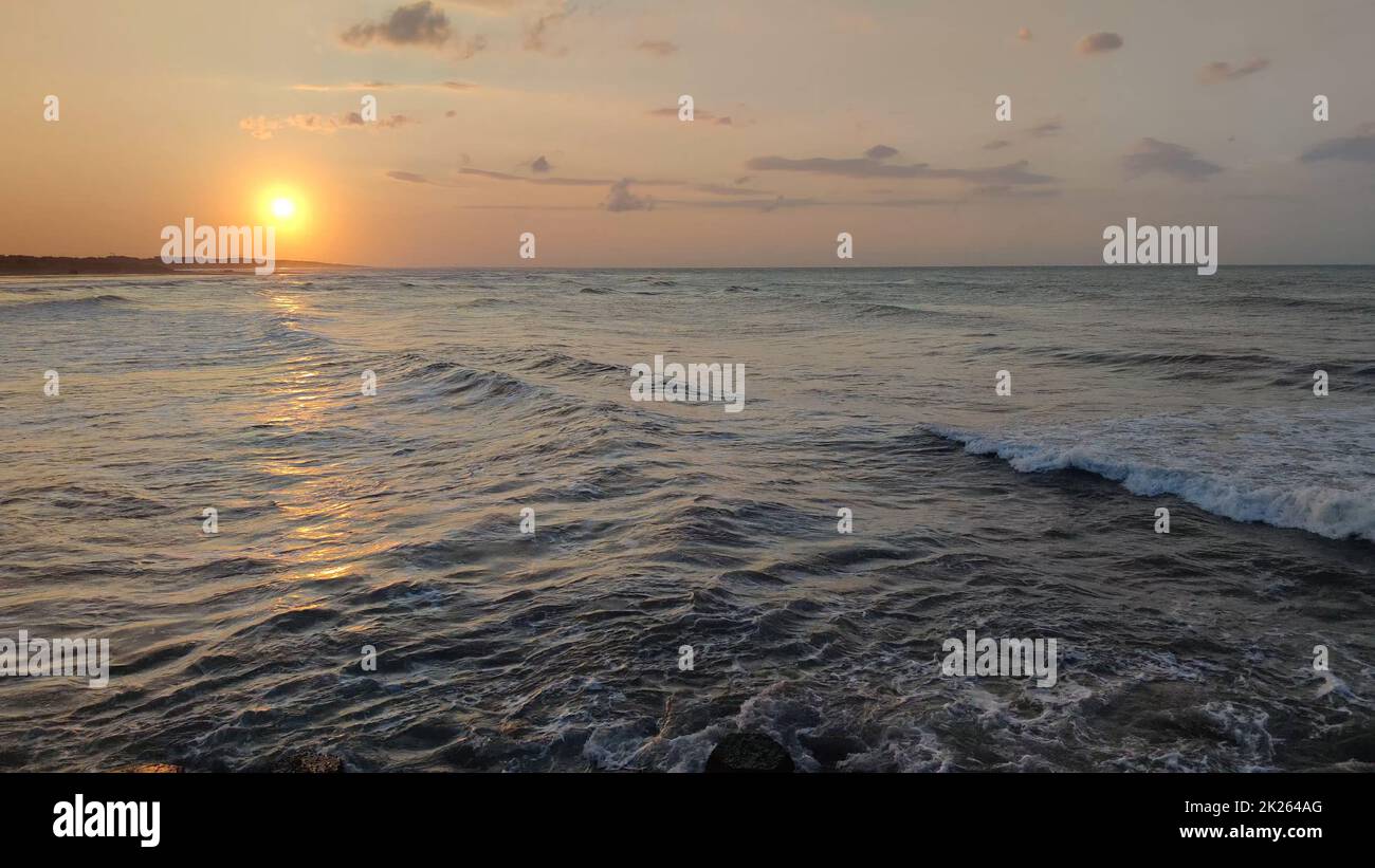 Le coucher du soleil sur la mer, paysage de mer, surface d'eau de mer éclairée par le coucher du soleil lumière d'été Banque D'Images