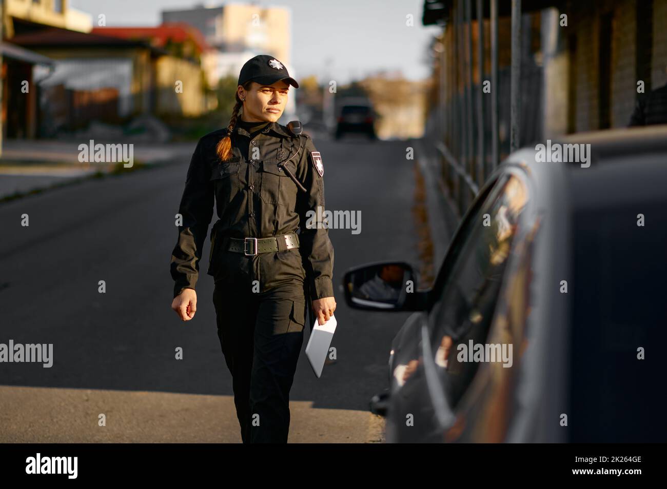 Une femme qui se trouve sur la route Banque D'Images
