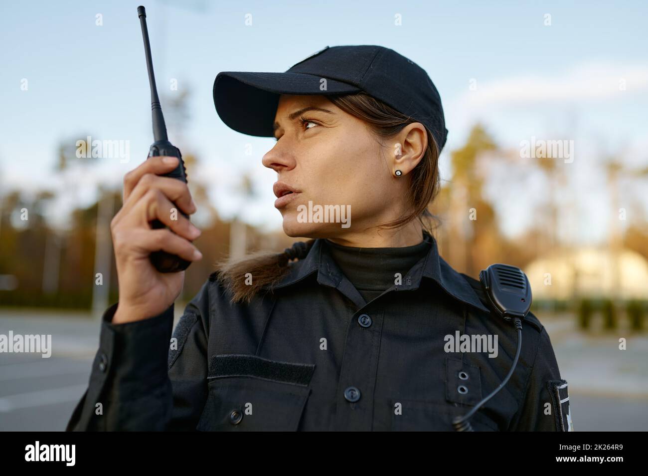 Portrait de la femme cop communiquant sur walkie-talkie Banque D'Images