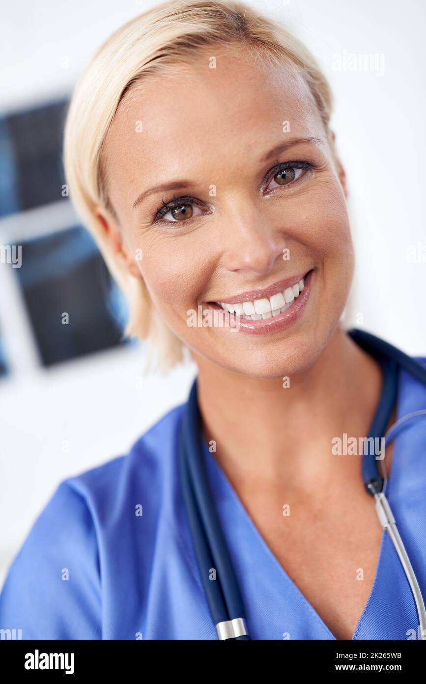 Elle a une passion pour son travail. Une photo d'un beau jeune médecin au travail Banque D'Images