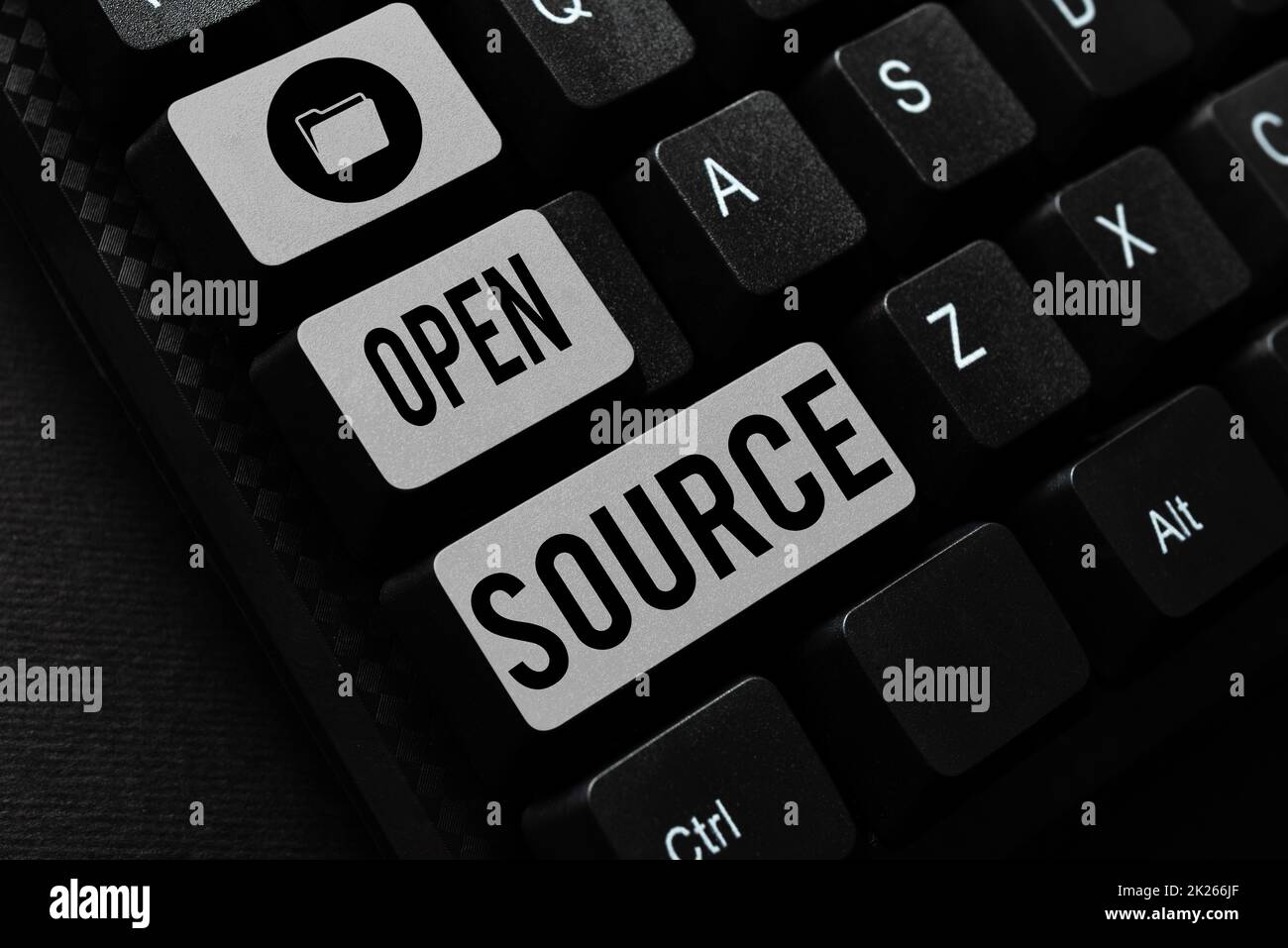 Écriture du texte affiché Open Source. L'approche commerciale contient le code source qui peut être modifié et amélioré en tapant des notes de rappel quotidiennes, création d'une présentation d'écriture en ligne Banque D'Images