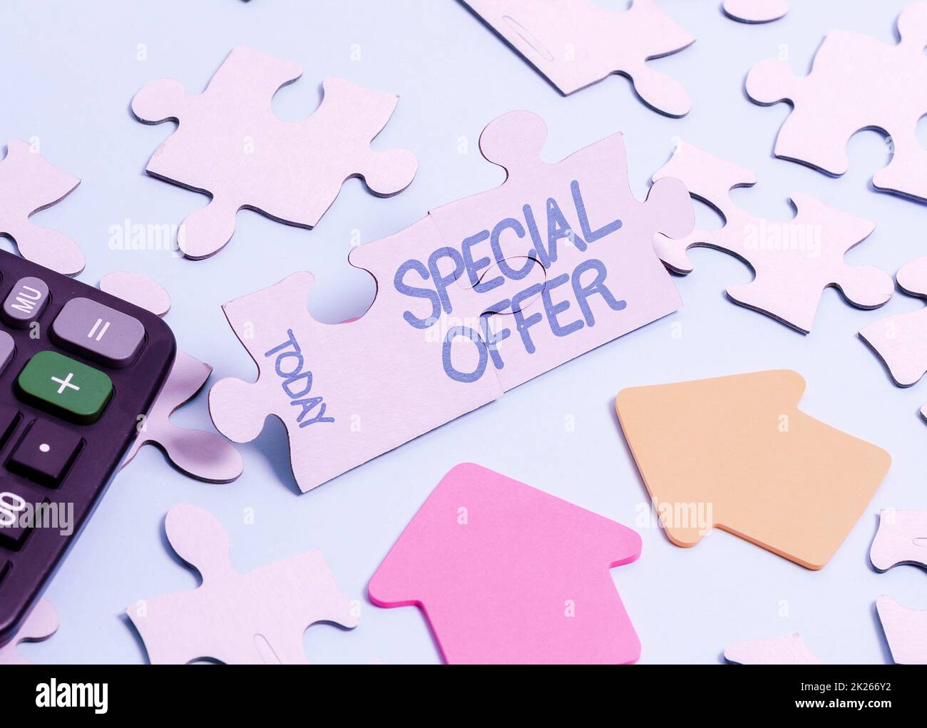 Légende conceptuelle offre spéciale. Vente d'idées d'affaires à un prix inférieur ou réduit avec des Freebies construire un puzzle blanc non fini de motif Jigsaw avec pièce manquante Banque D'Images