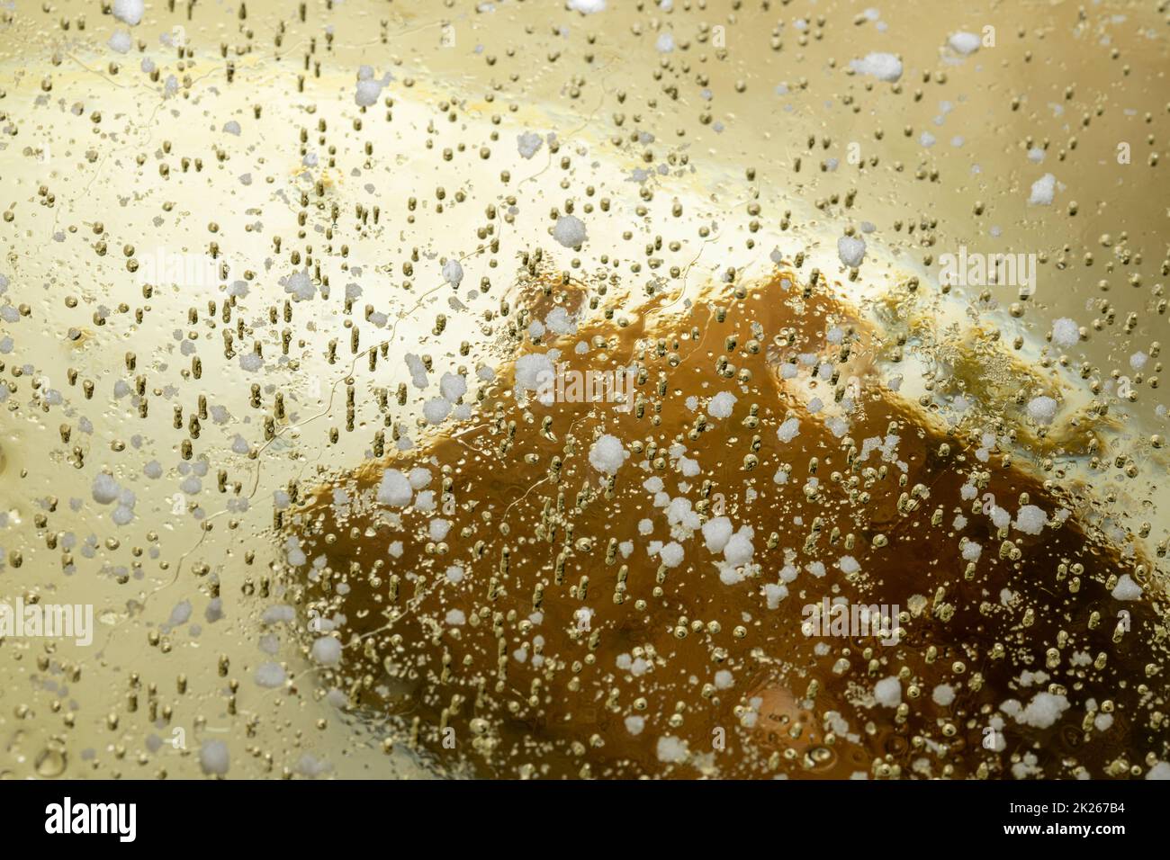 Flocons de neige sur une feuille de glace gelée avec poches d'air Banque D'Images