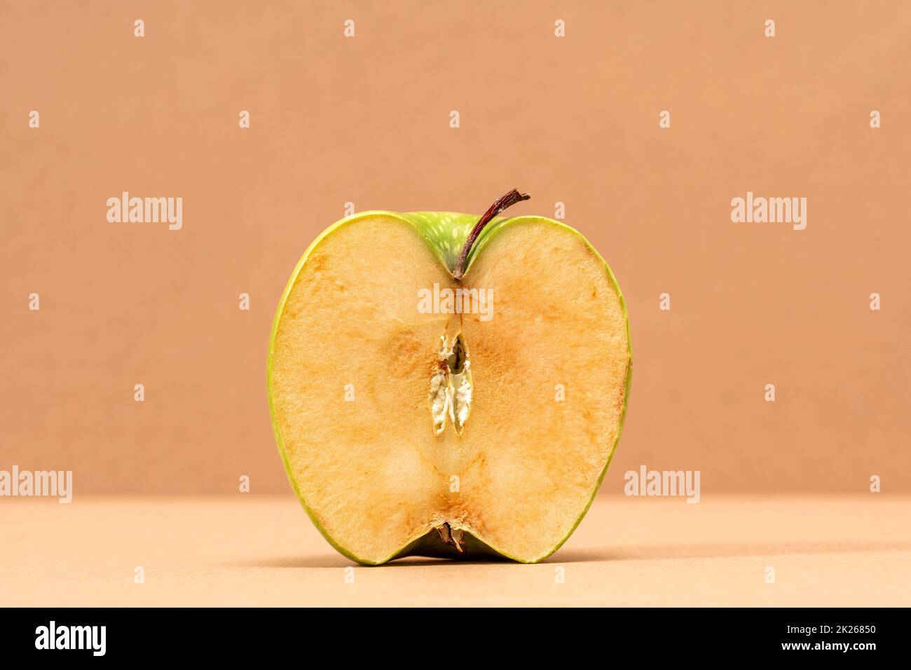 Moitié de pomme verte Banque D'Images