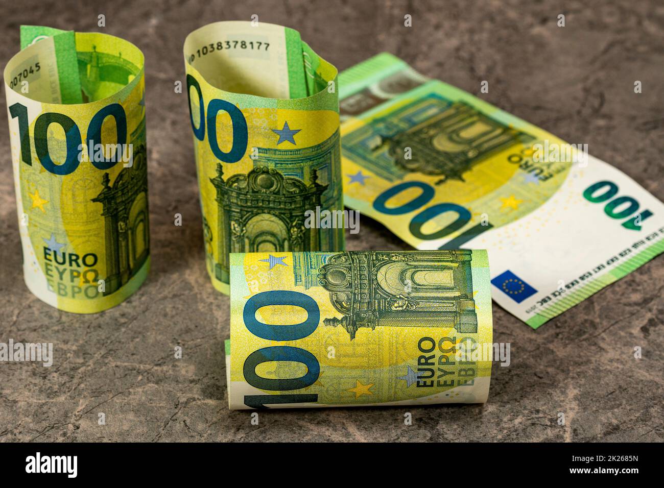 100 billets en euros sur fond de pierre grise Banque D'Images