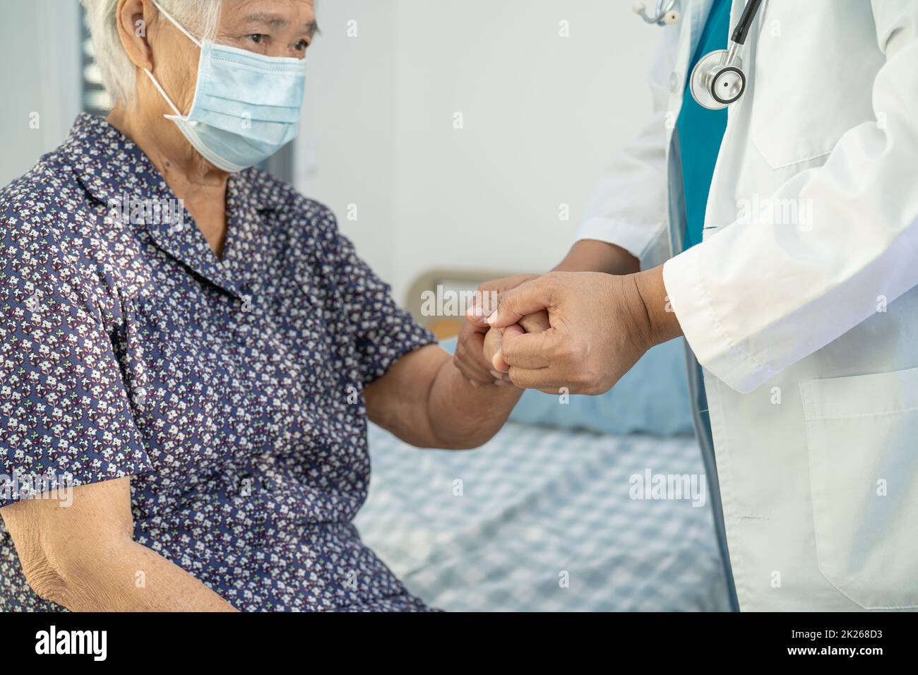 Tenir les mains asiatique senior ou vieille femme âgée patiente avec amour, soins, encourager et empathie à la salle d'hôpital de soins infirmiers, concept médical sain et fort Banque D'Images