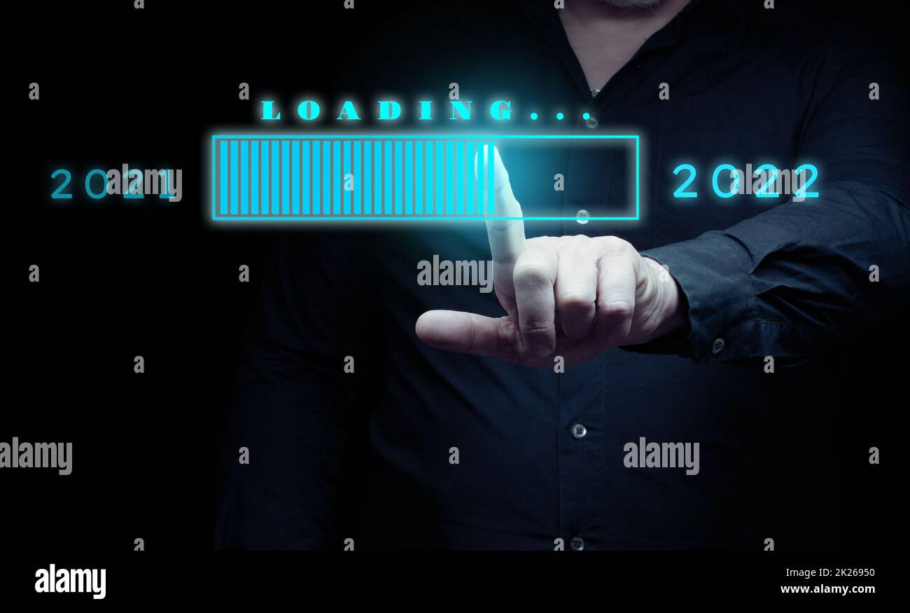 Télécharger le concept de la nouvelle année 2022, l'homme touche l'hologramme virtuel avec téléchargement.Le début d'une nouvelle vie, démarrer.Démarrer dans l'entreprise Banque D'Images