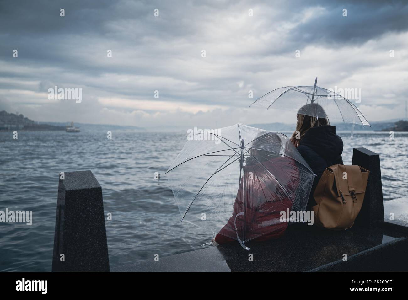 mère et fille regardant la mer un jour nuageux Banque D'Images