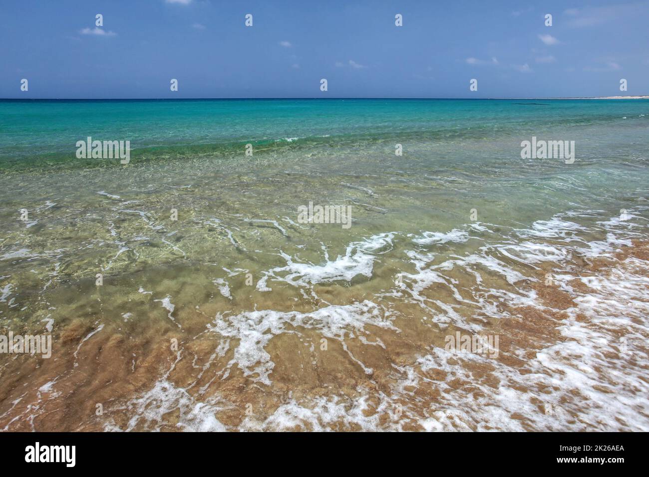 L'eau claire avec de petites vagues, la mer d'azur en arrière-plan. Vide intacte plage sauvage dans la péninsule de Karpas, dans le nord de Chypre Banque D'Images