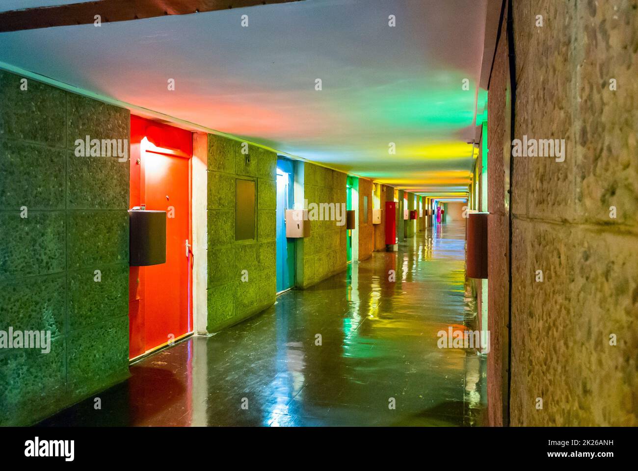 Marseille, France, couloir de vue avec lumières, à l'intérieur d'un immeuble moderne d'appartements publics, Cité Radieuse, par le Corbusier, architecte français Banque D'Images