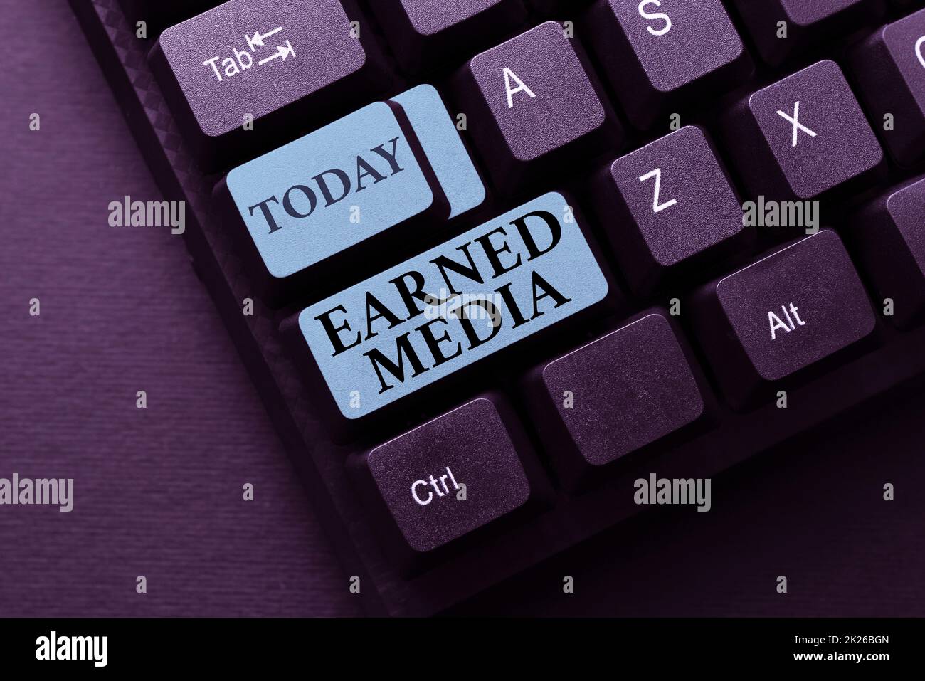 Texte montrant le média inspiré. Vitrine commerciale Publicité obtenue grâce à des efforts promotionnels par multimédia idées de programme de traitement de texte, le concept de la programmation de la journalisation des mises à jour Banque D'Images