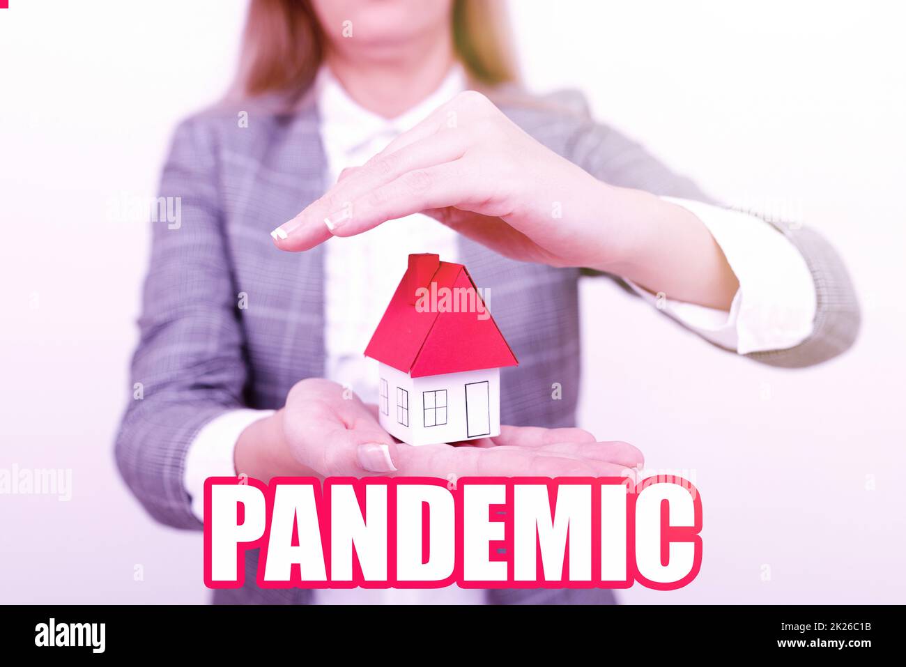 Affiche textuelle indiquant une pandémie. Idée d'affaires se produisant sur une vaste zone affectant une forte proportion de la population Une jeune dame Orbusinesswoman tenant la maison d'orprésentatrice en tenue d'affaires Banque D'Images