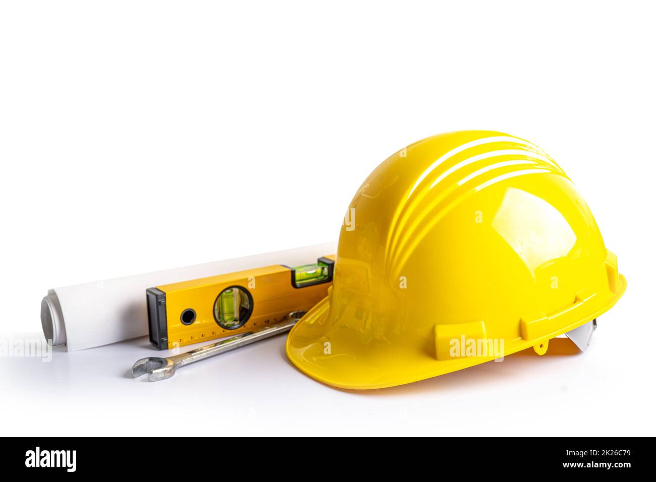 Casque de construction et outils pour travaux d'ingénierie sur fond blanc avec passe-cheveux. Banque D'Images