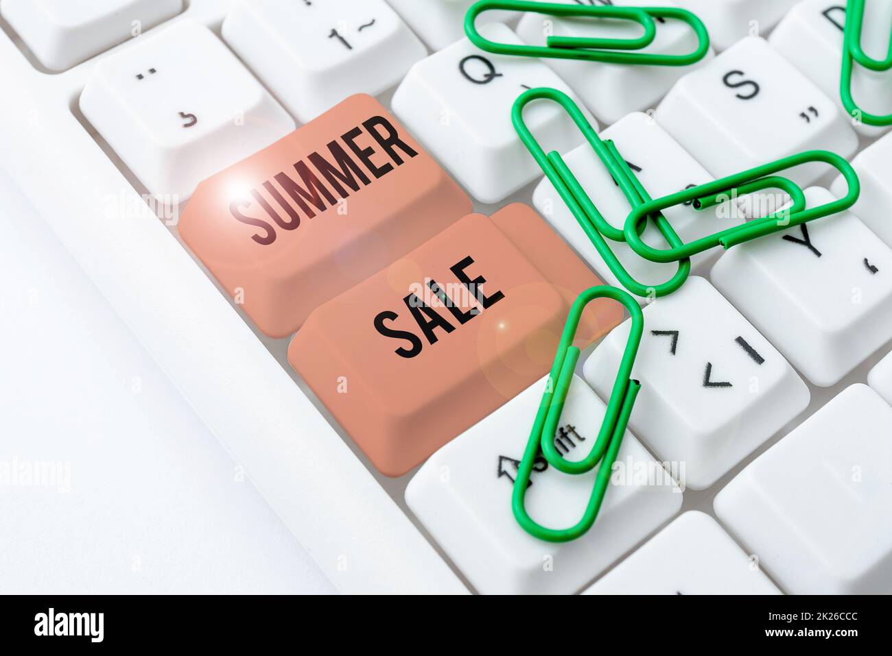 Affiche affichant les soldes d'été. Concept d'affaires un type spécial de remise à la marchandise imposée pendant l'été mise à niveau et réparation de l'ancien site Web, amélioration des codes de logiciel Banque D'Images