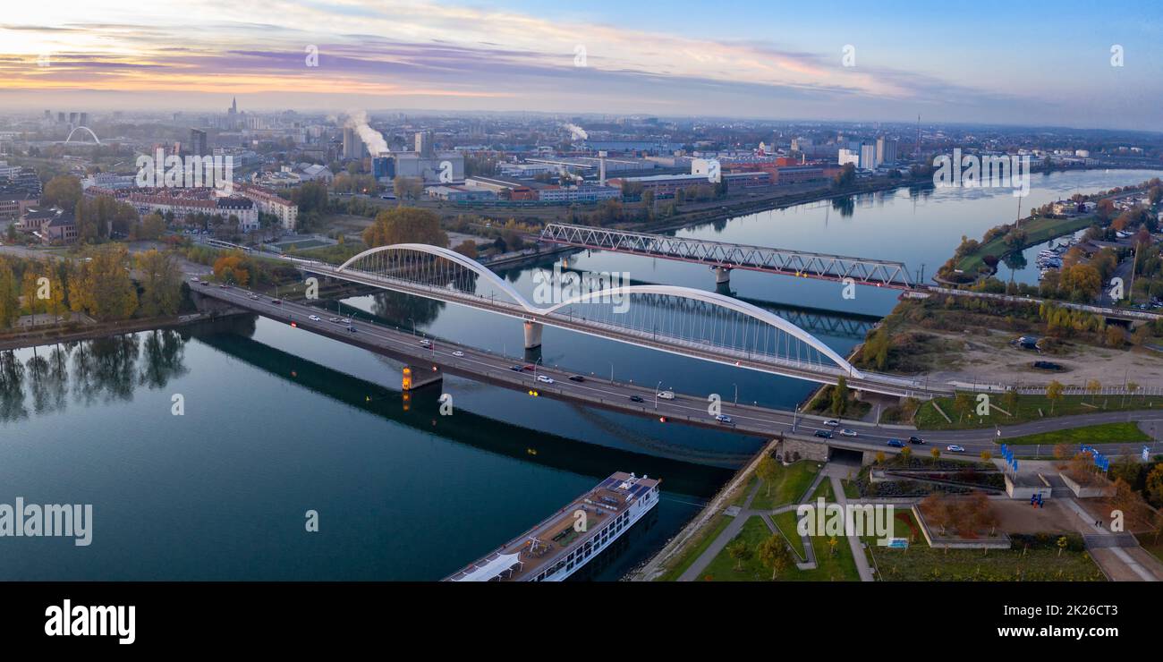 Ponts pont pont sur le Rhin entre Kehl et Strasbourg Allemagne France photo panoramique aérien Banque D'Images