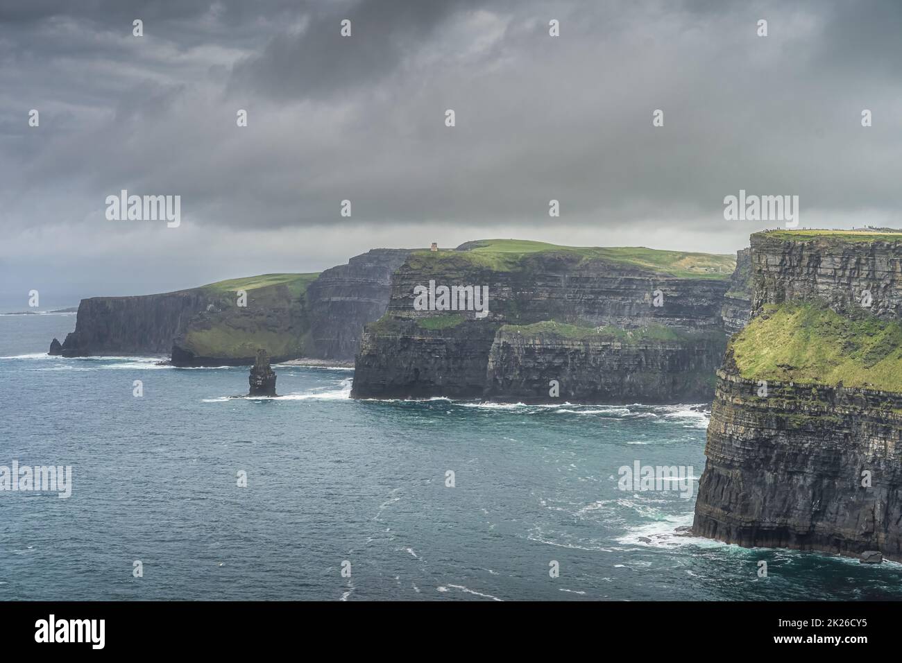 Falaises emblématiques de Moher avec la Tour OBriens sur une distance lointaine, Irlande Banque D'Images