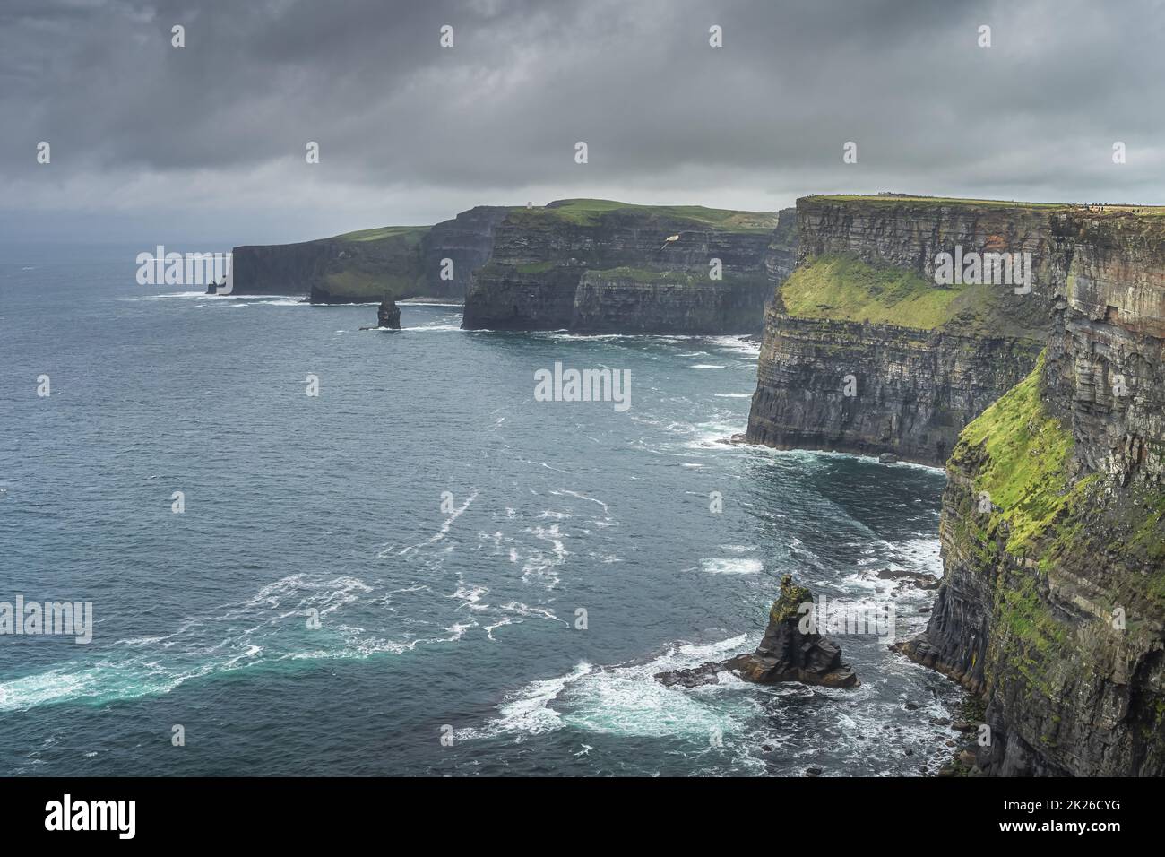 Falaises emblématiques de Moher avec eaux turquoise de l'océan Atlantique, Irlande Banque D'Images