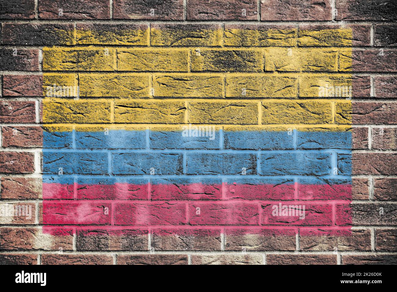 Drapeau colombien sur un vieux mur de briques Banque D'Images