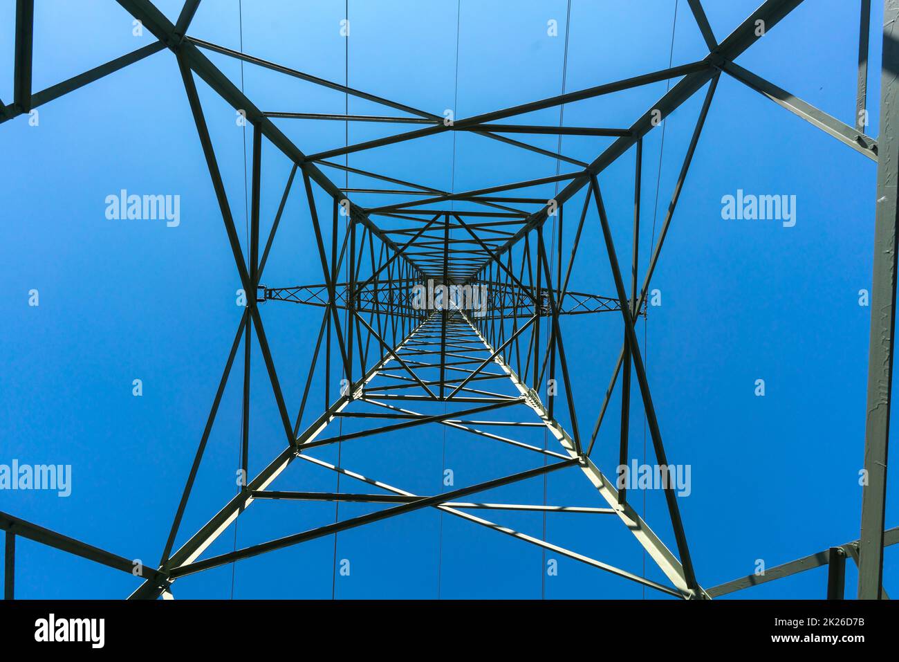 Pylône d'électricité pour une grande transmission de puissance libre de haute tension devant le ciel bleu Banque D'Images