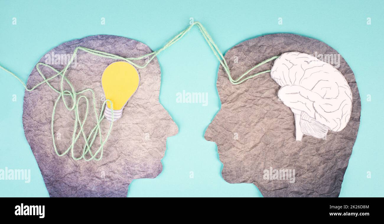 Deux personnes échangent leurs pensées et leurs idées, brainstorming pour de nouveaux concepts, s'inspirant les uns les autres, trouvant de nouvelles solutions, étant créatif Banque D'Images