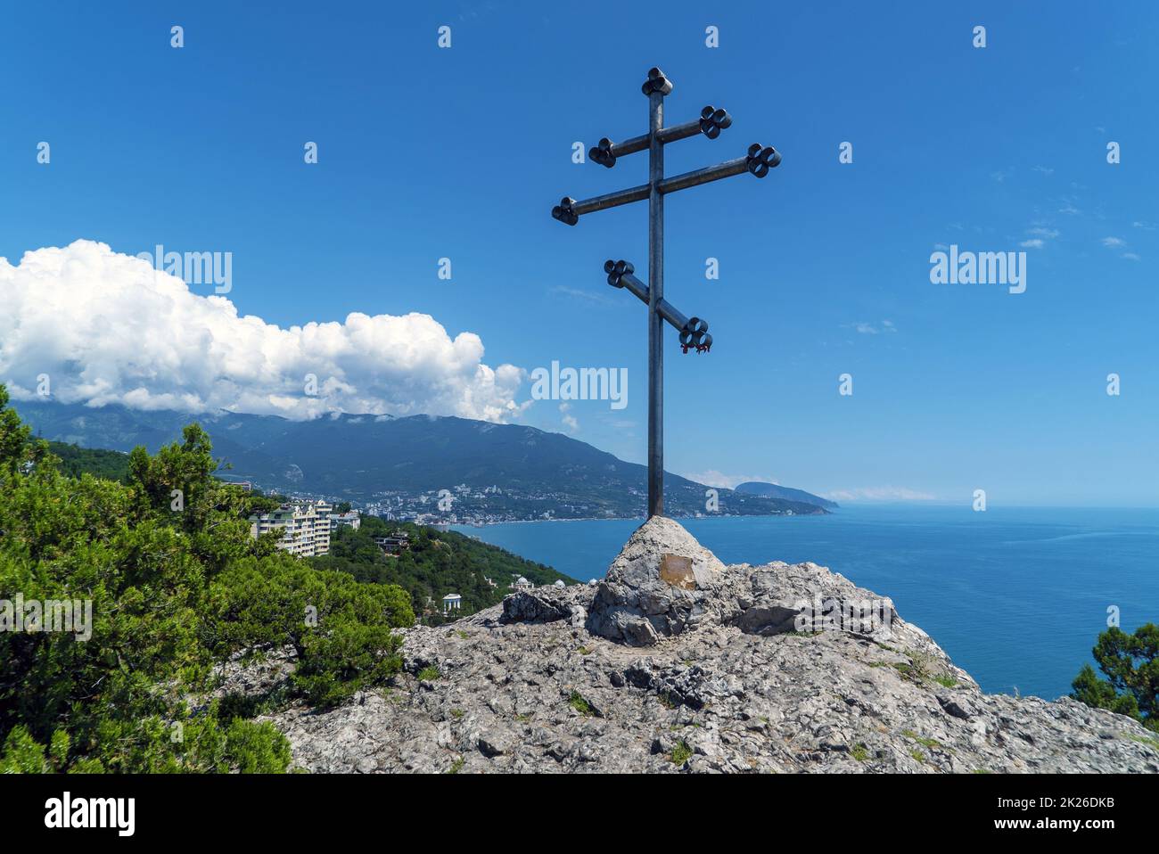 Croix orthodoxe sur le Mont Krestovaya dans le village d'Oreanda. Crimée. Yalta. Banque D'Images