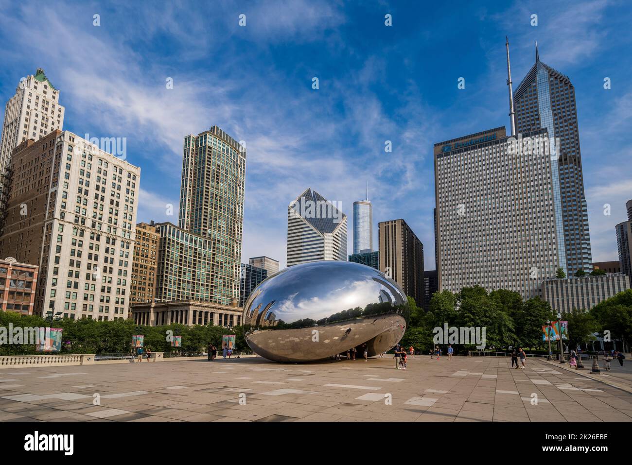 Sculpture en acier inoxydable Cloud Gate réalisée par l'artiste britannique d'origine indienne Anish Kapoor, Millennium Park, Chicago, Illinois, États-Unis Banque D'Images