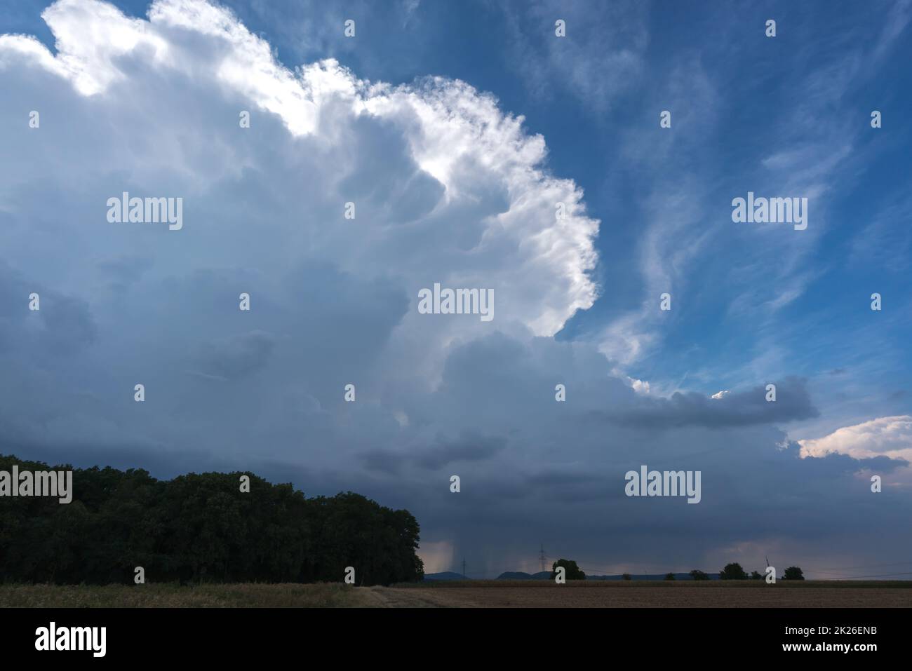 De grands nuages de tempête sur la campagne s'amassent et apportent le vent et de fortes pluies Banque D'Images