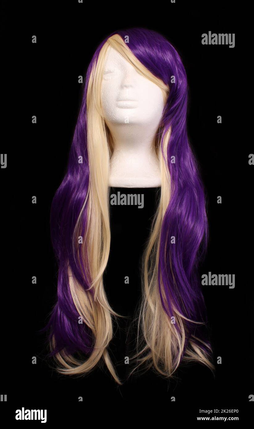 Cochon violet et noir sur fond noir Banque D'Images