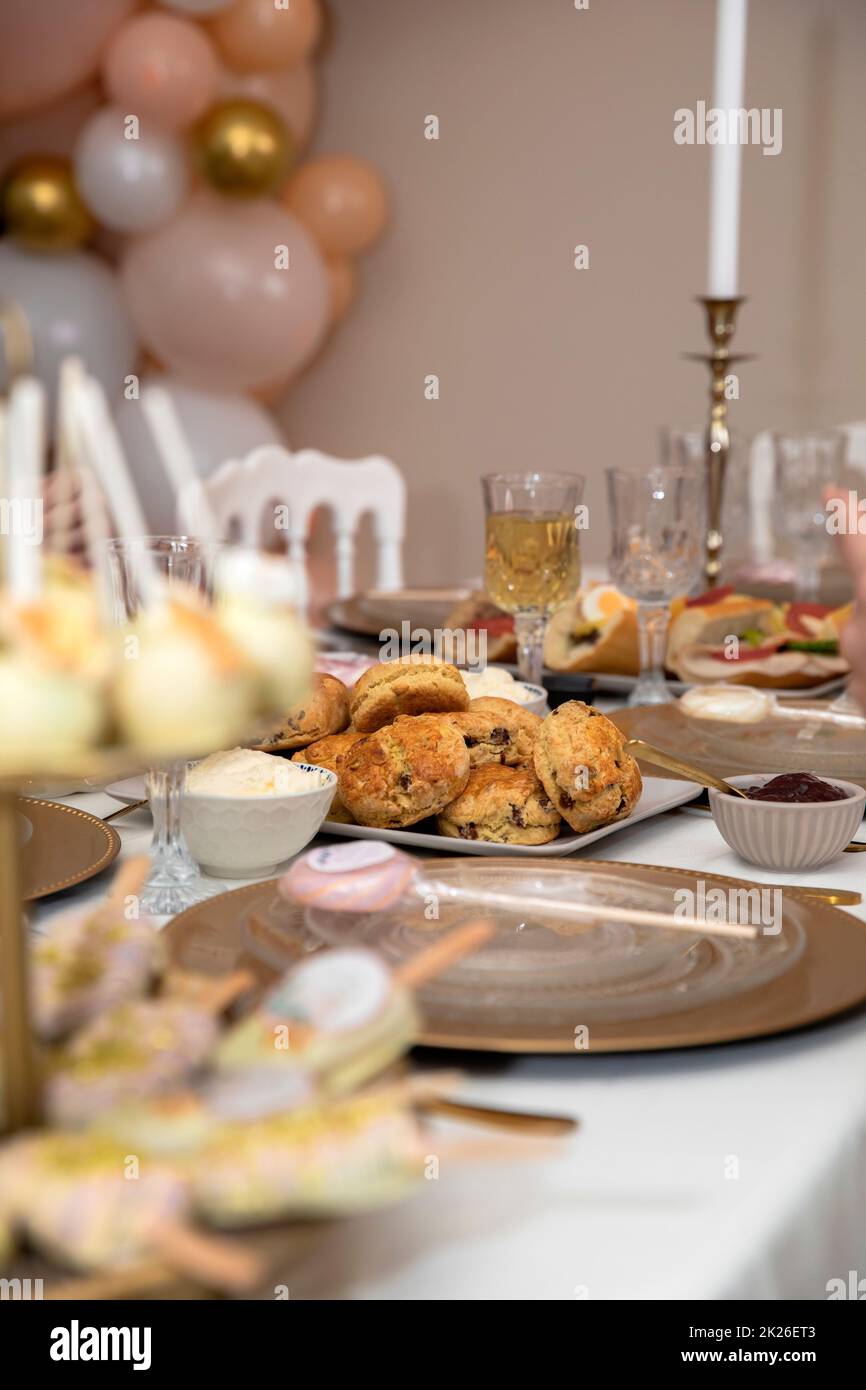 Élégante table douce avec bonbons et décoration fête de douche de bébé Banque D'Images