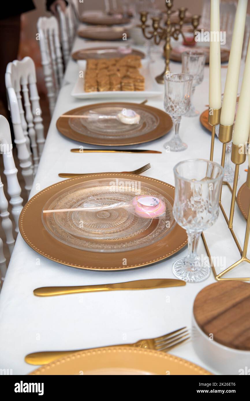 Élégante table douce avec bonbons et décoration fête de douche de bébé Banque D'Images