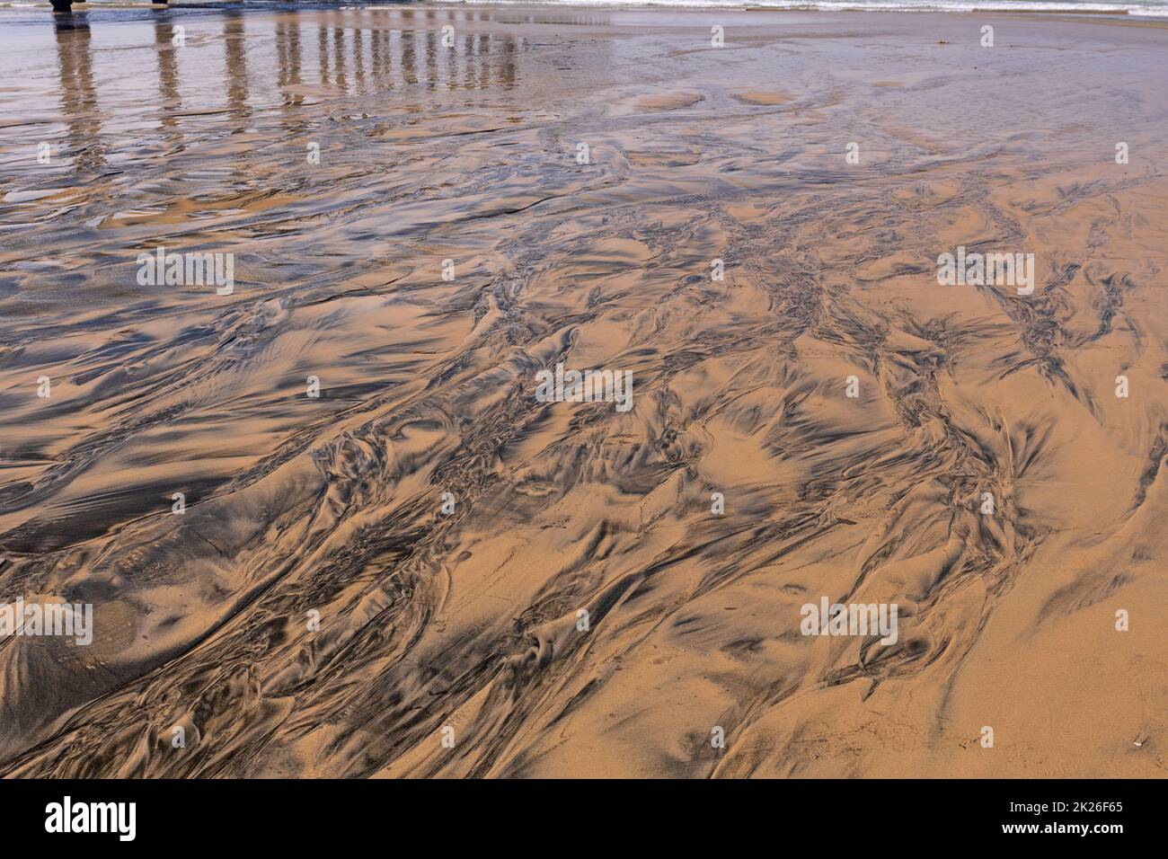 Sable coloré où l'eau coule vers l'océan à la Jolla, Californie Banque D'Images
