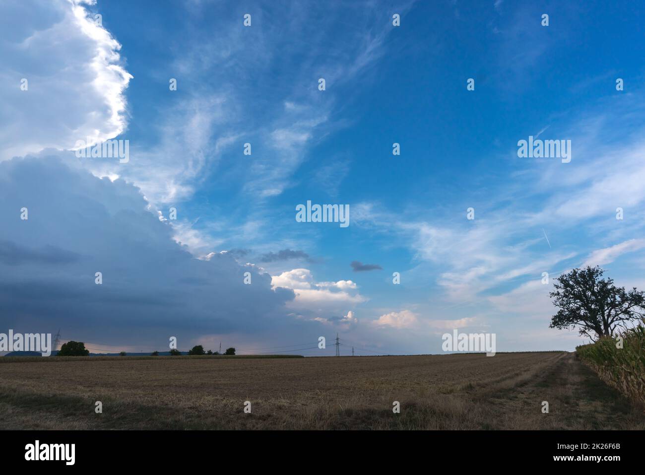 De grands nuages de tempête sur la campagne s'amassent et apportent le vent et de fortes pluies Banque D'Images