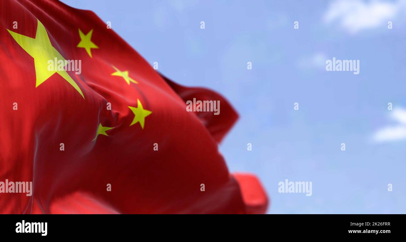 Gros plan détaillé du drapeau national de la Chine qui agite dans le vent par temps clair Banque D'Images