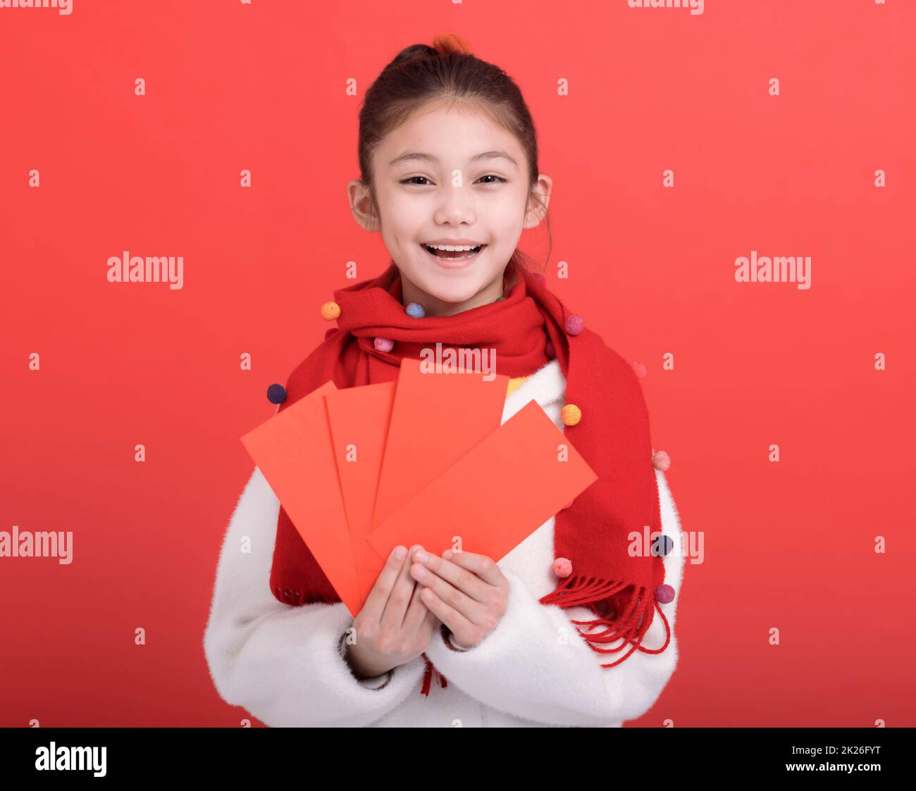 Bonne année chinoise.Fille tenant des enveloppes rouges pour la chance Banque D'Images