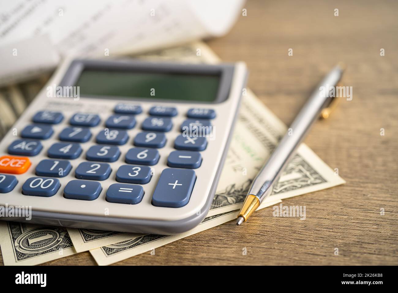 Reçus de la liste d'achat avec calculatrice et billets en dollars américains. Banque D'Images