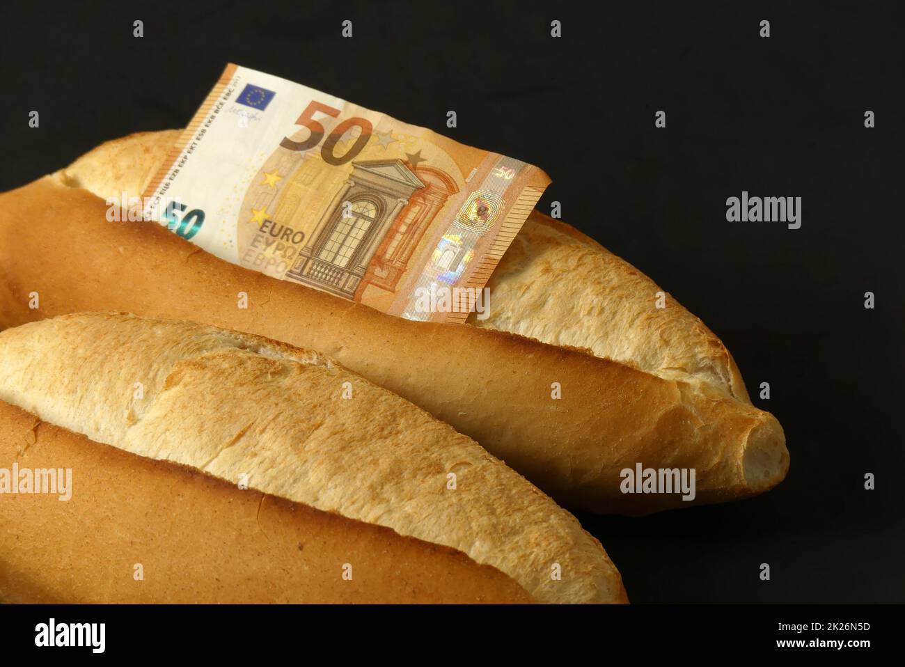 2022 crise économique mondiale, hausse des prix du pain, augmentation des prix du pain et 50 euros, inflation et hausse des prix du pain en Europe Banque D'Images